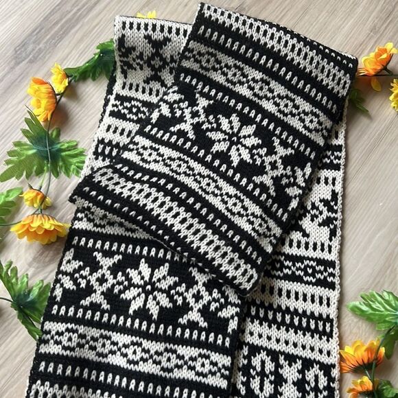Old Navy Large Black & White Snowflake Knit Winter Scarf With Fringe - Picture 3 of 10